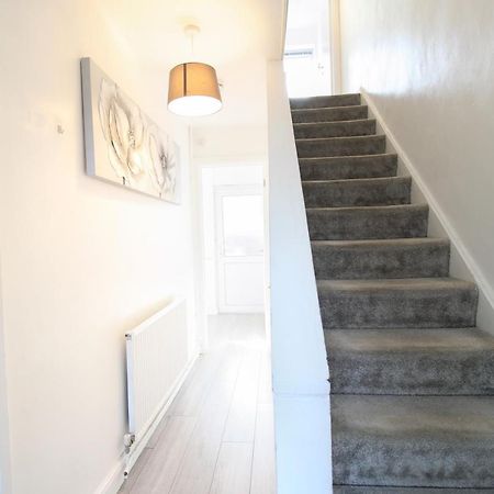 Virexxa Aylesbury Centre Apartment Bagian luar foto