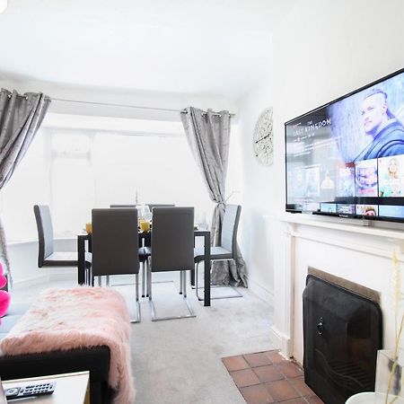 Virexxa Aylesbury Centre Apartment Bagian luar foto