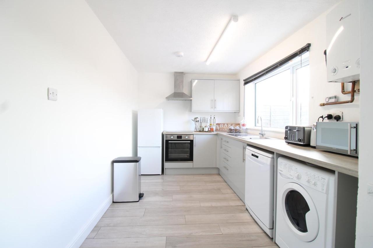 Virexxa Aylesbury Centre Apartment Bagian luar foto