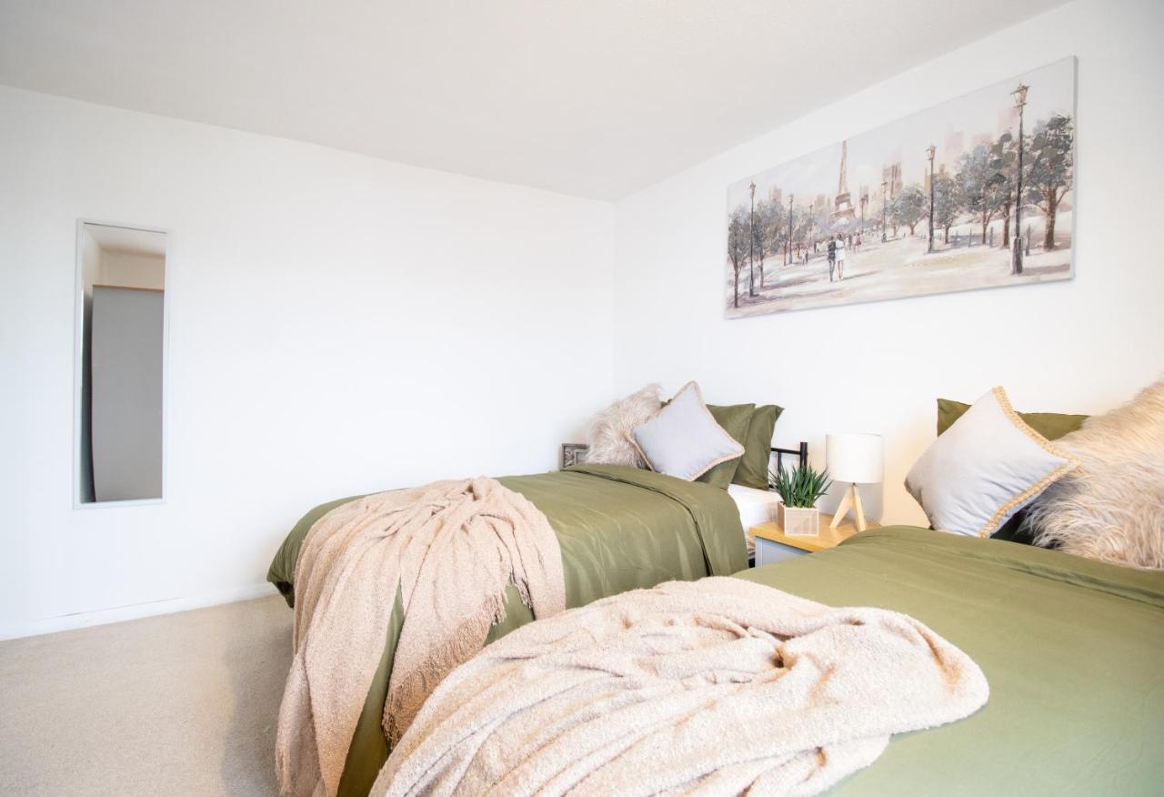 Virexxa Aylesbury Centre Apartment Bagian luar foto
