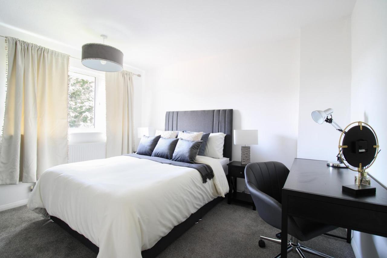 Virexxa Aylesbury Centre Apartment Bagian luar foto