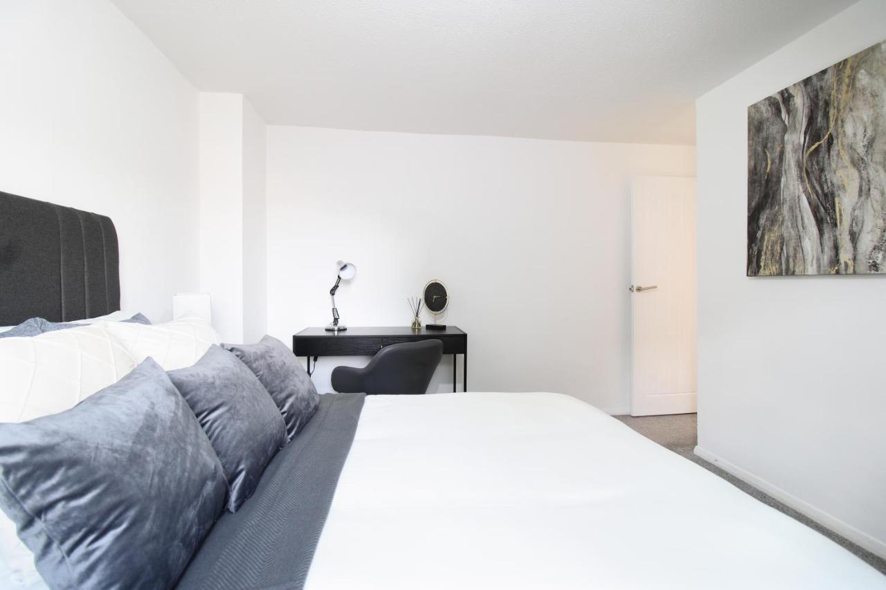 Virexxa Aylesbury Centre Apartment Bagian luar foto