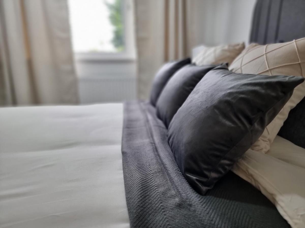 Virexxa Aylesbury Centre Apartment Bagian luar foto
