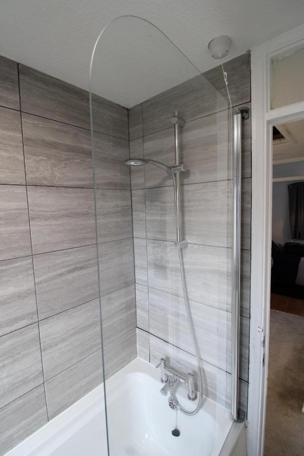 Virexxa Aylesbury Centre Apartment Bagian luar foto