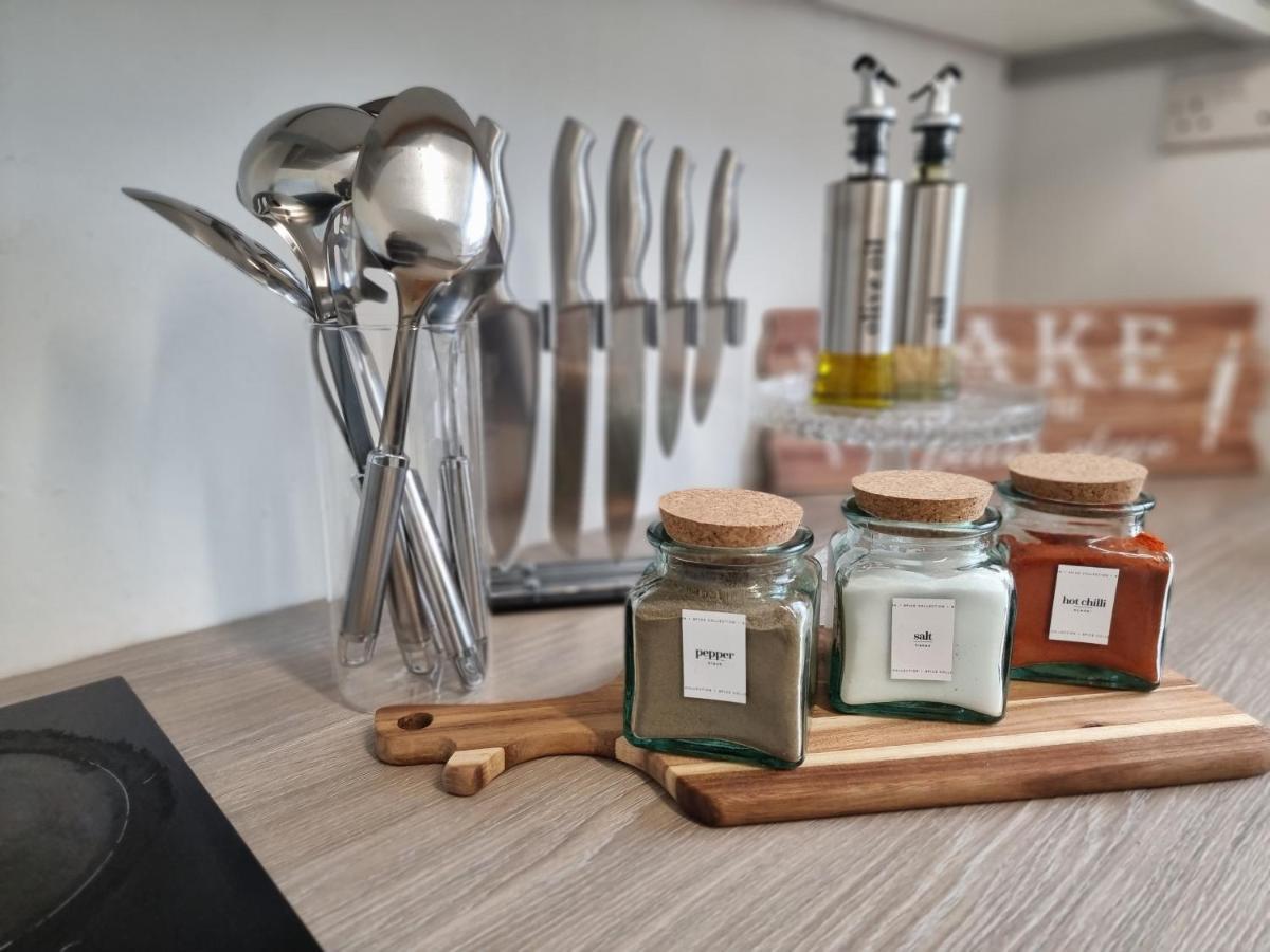 Virexxa Aylesbury Centre Apartment Bagian luar foto