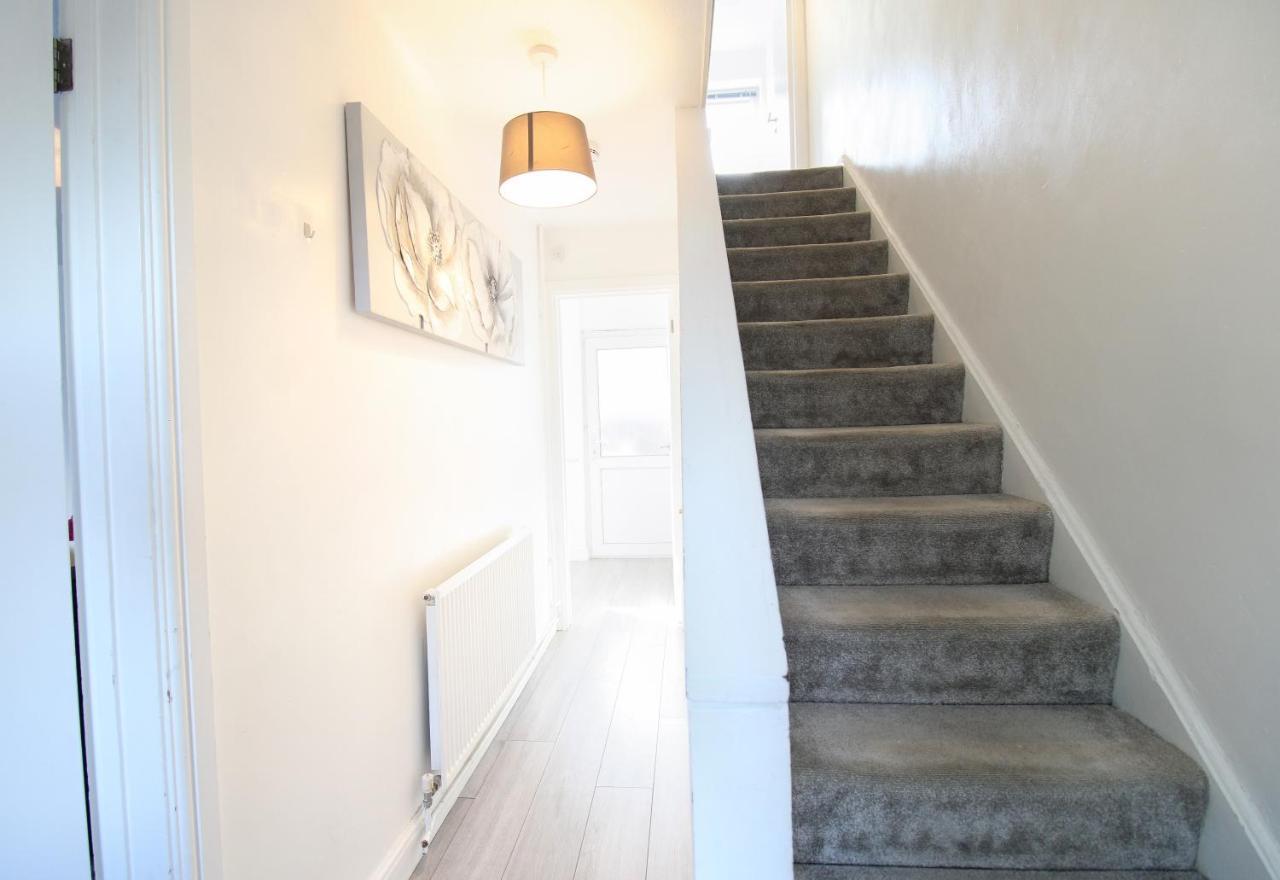 Virexxa Aylesbury Centre Apartment Bagian luar foto