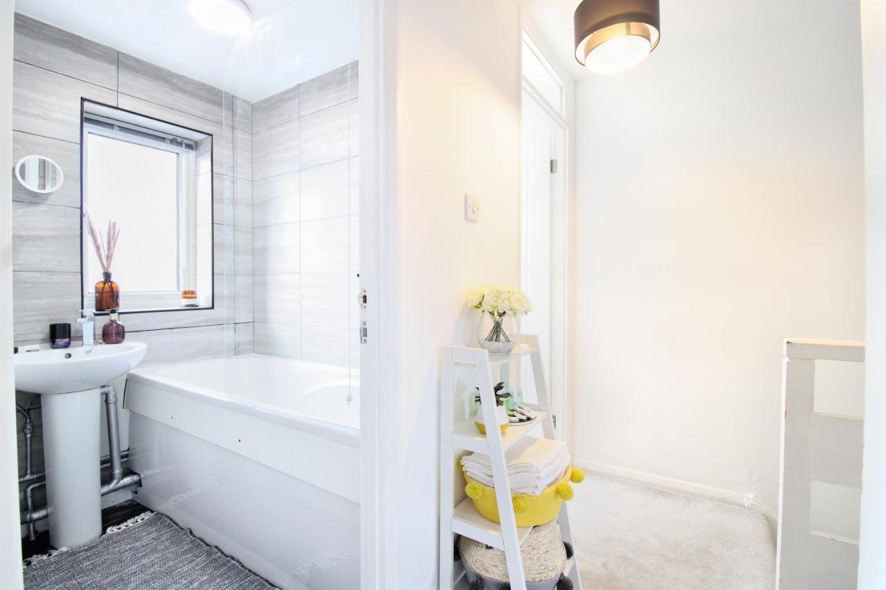 Virexxa Aylesbury Centre Apartment Bagian luar foto