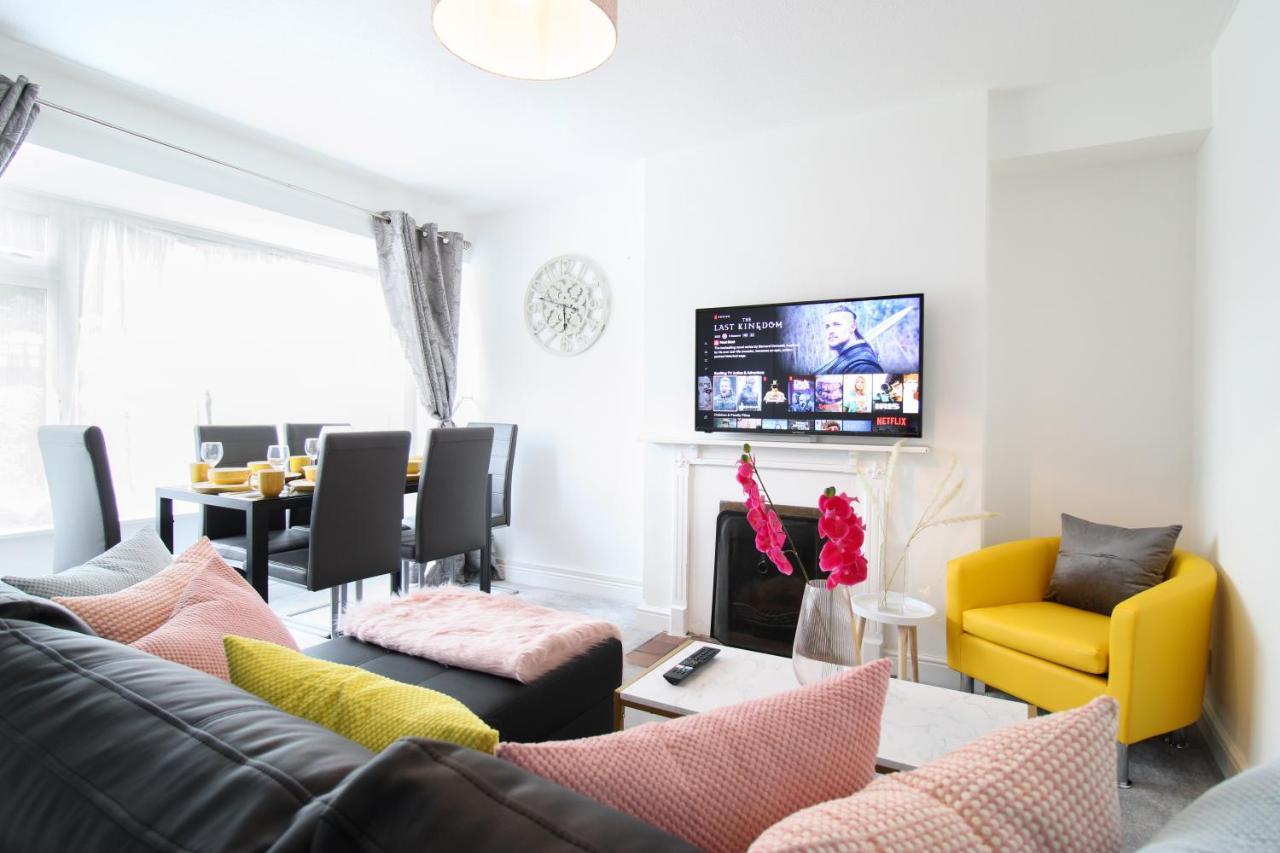 Virexxa Aylesbury Centre Apartment Bagian luar foto